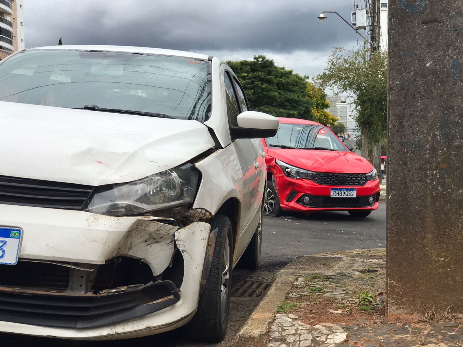 Carro da Prefeitura de PG causa acidente na Vila Estrela