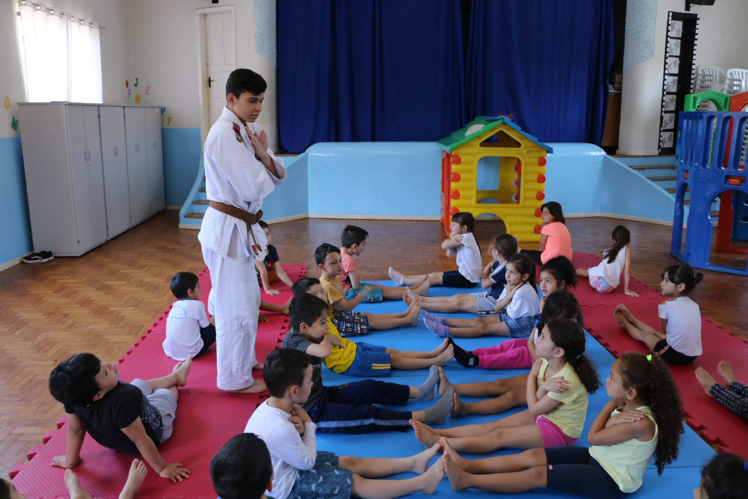 Alunos dos CMEIS tem aula de judô em Castro