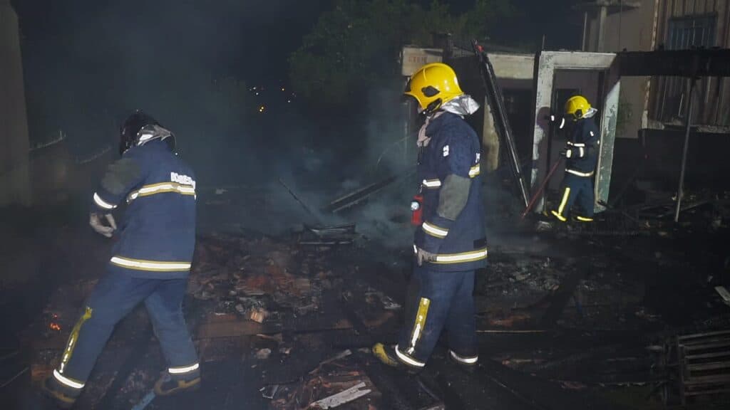 Residência é completamente destruída por incêndio, no Bairro Ronda