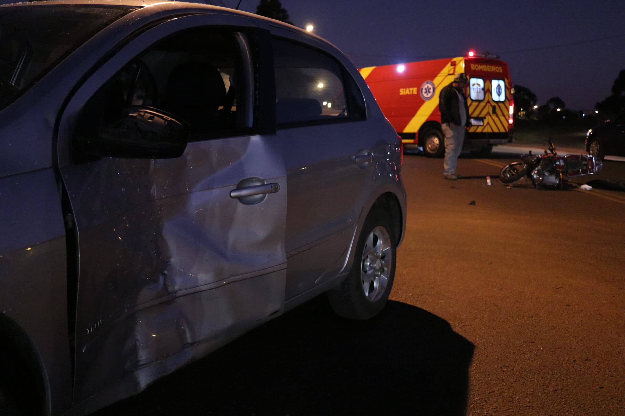Criança e jovem ficam feridos em acidente entre moto e carro em PG