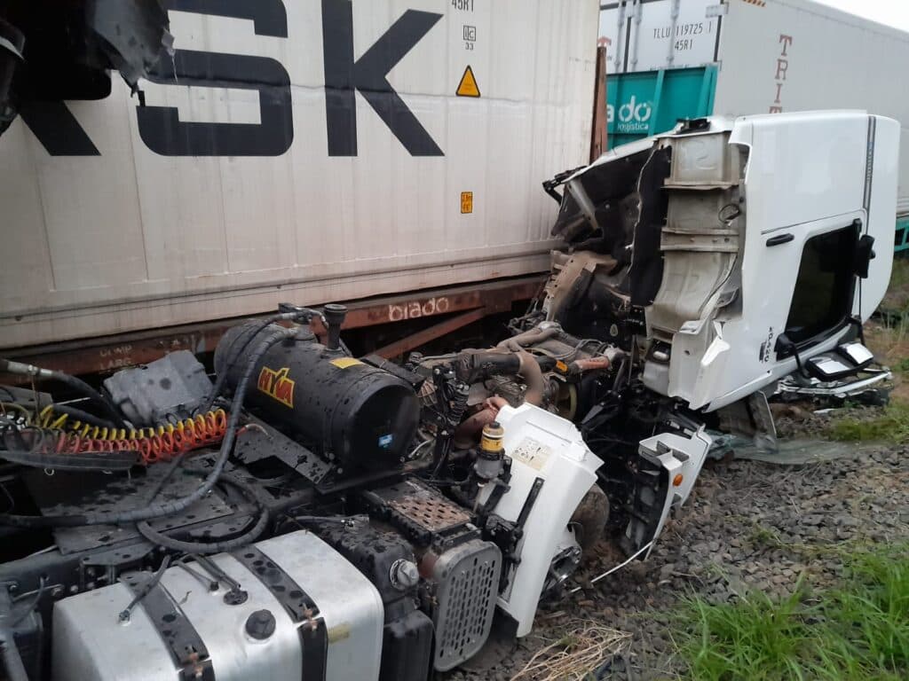 PRF atende acidente envolvendo carreta e trem