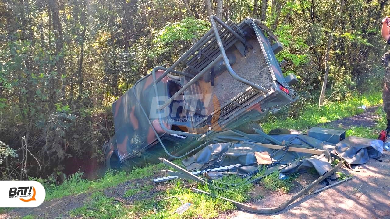Vítima é ejetada após viatura do Exército capotar em rodovia de PG