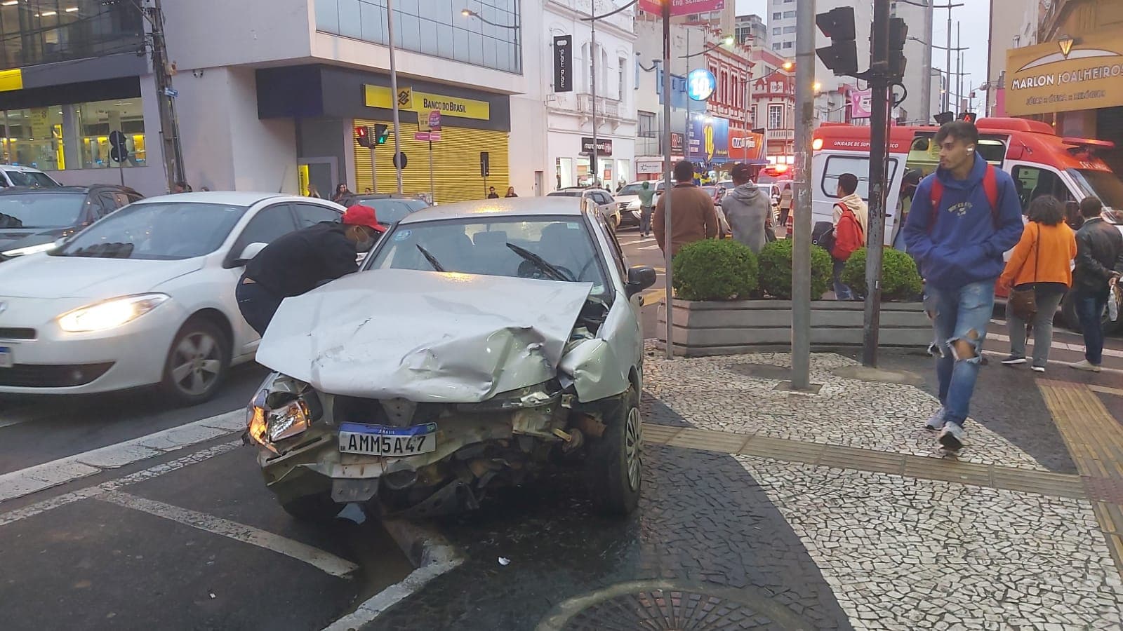 Acidente deixa criança e passageiro feridos no Centro de PG