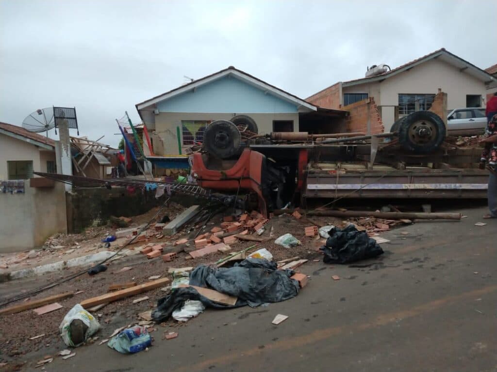 Caminhão invade residência e deixa três crianças feridas, em Castro