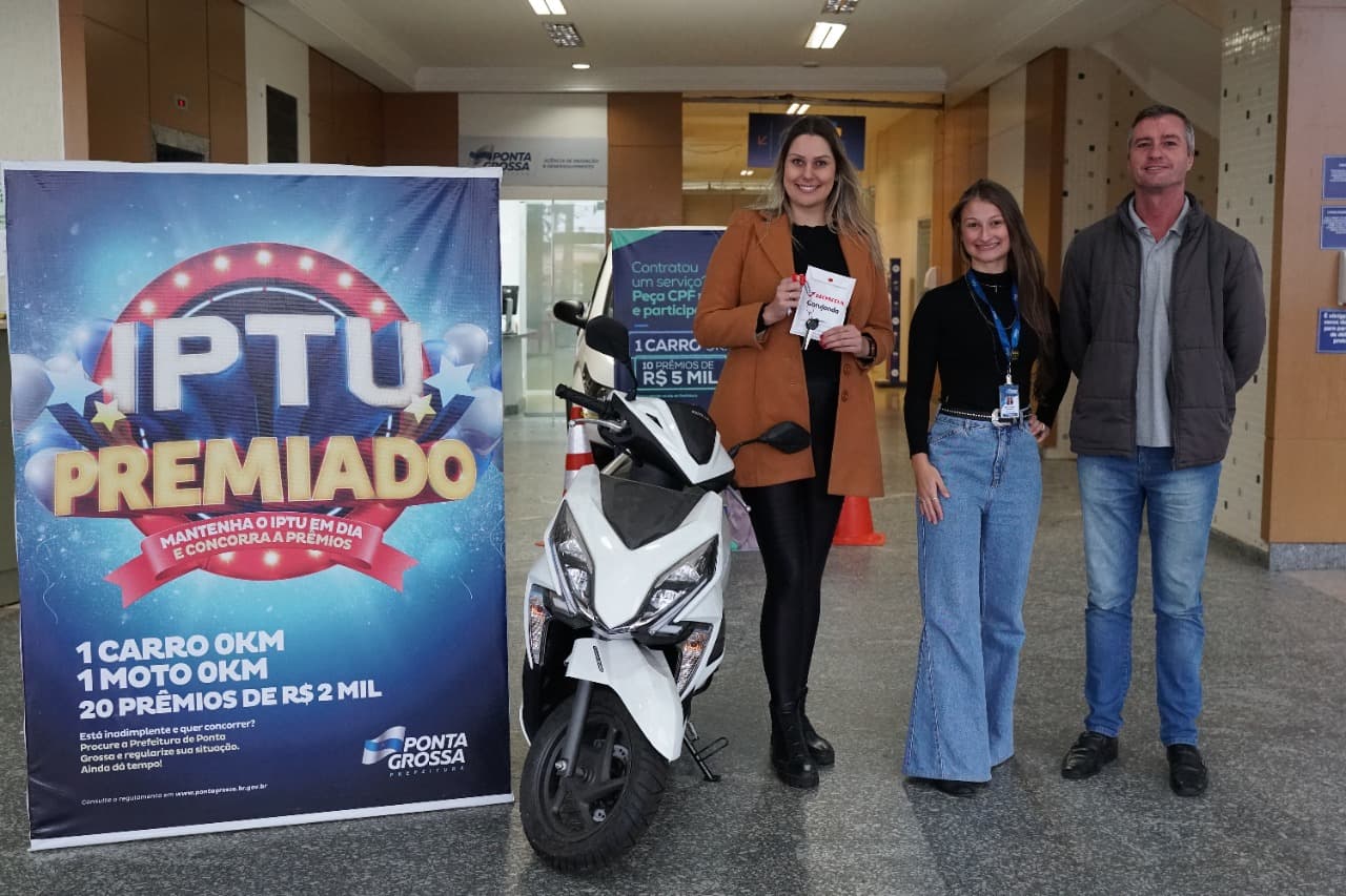 Prefeitura de PG entrega moto do IPTU Premiado