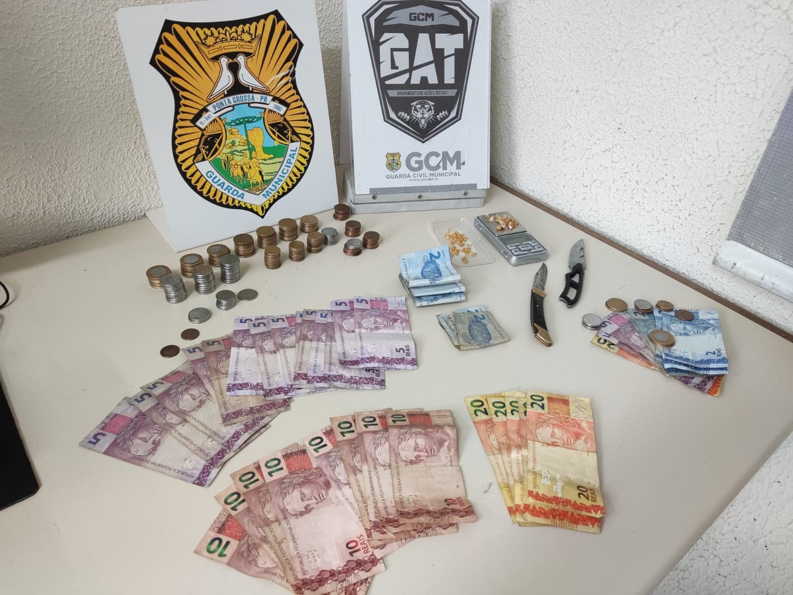 Dois são presos com drogas e dinheiro durante abordagem em PG