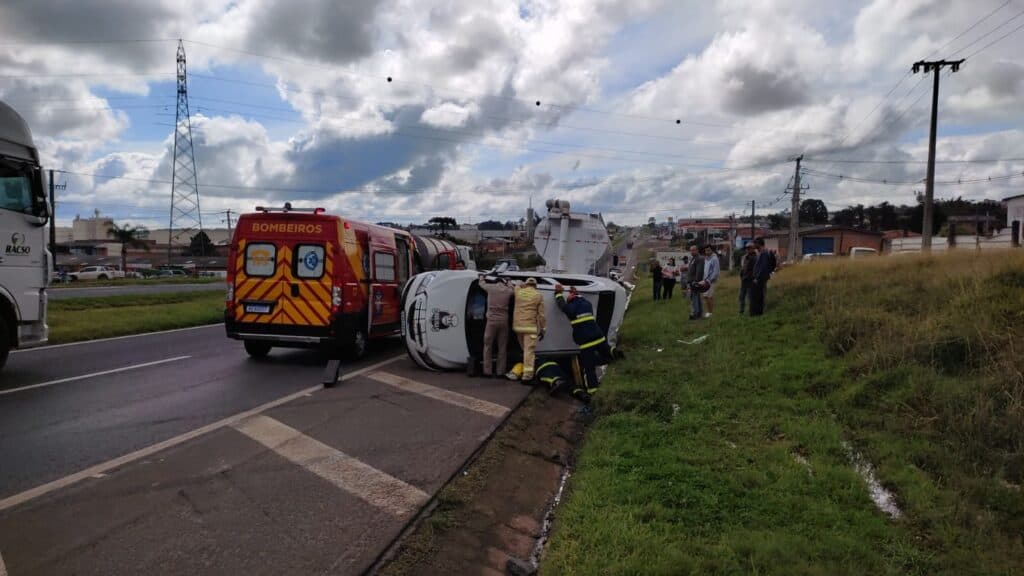 Capotamento deixa três pessoas feridas em rodovia de PG