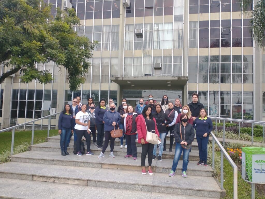 Trabalhadoras de CMEIs cobram pagamentos atrasados