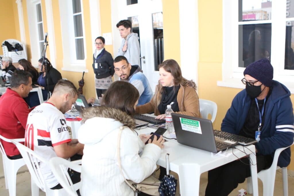 Evento em PG oferece oportunidades de emprego e capacitação profissional