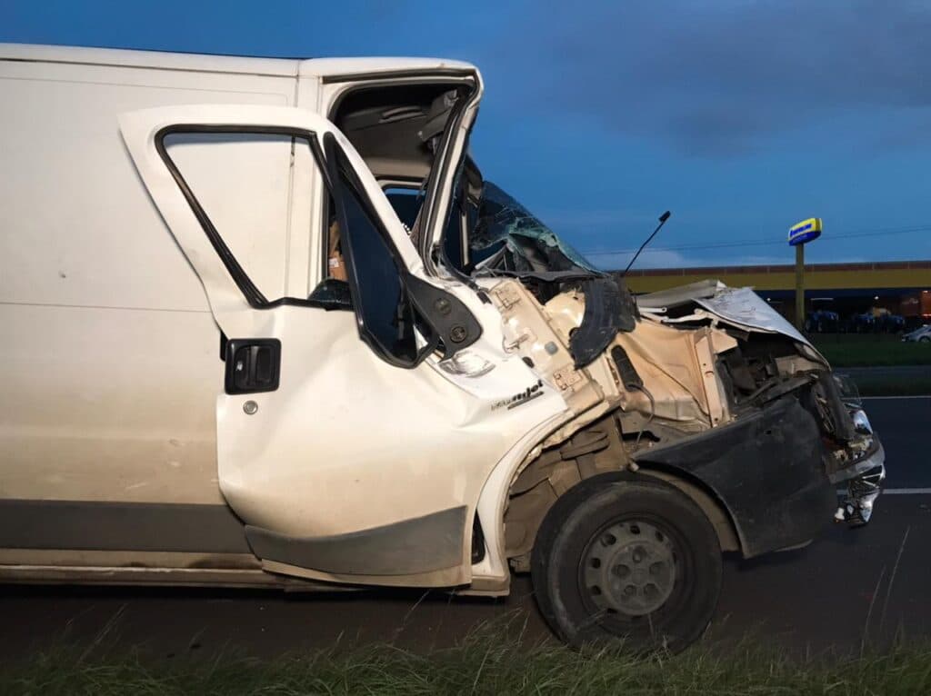 Van fica sem freio e bate na traseira de caminhão em PG