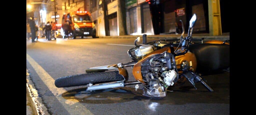 Grave acidente entre moto e camionete deixa vítima com diversos ferimentos em PG