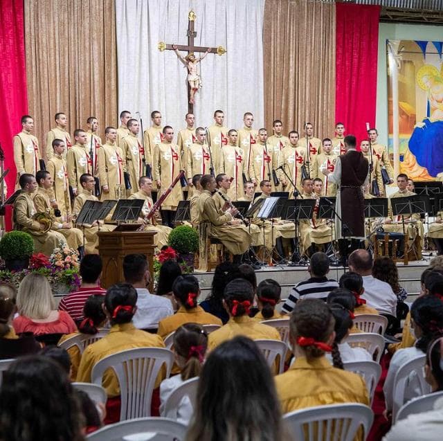 Arautos do Evangelho fazem apresentam de Natal no Lago de Olarias