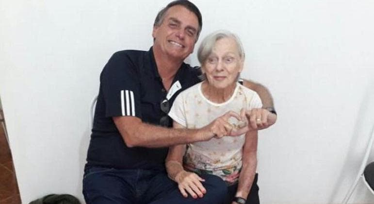 Bolsonaro participa de missa de sétimo dia de falecimento da mãe, dona Olinda