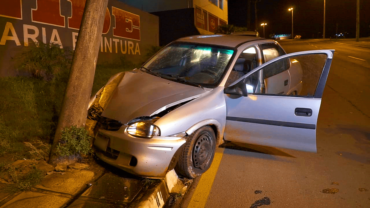 Carro bate em poste e motorista acaba ferido