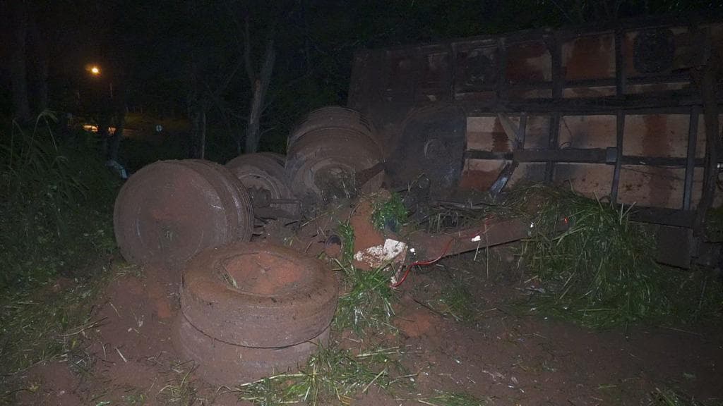 Mais um tombamento de caminhão é registrado durante noite chuvosa em PG