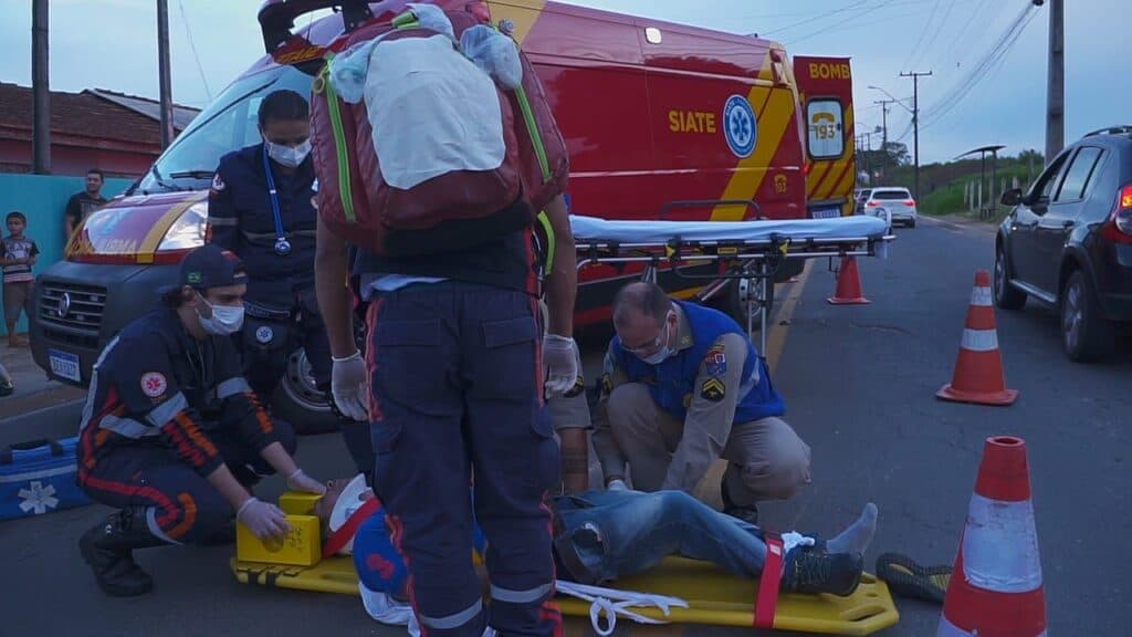 Motociclista embriagado não vence curva e bate em veículo