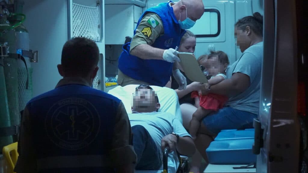 Motorista foge após atropelar homem e crianças