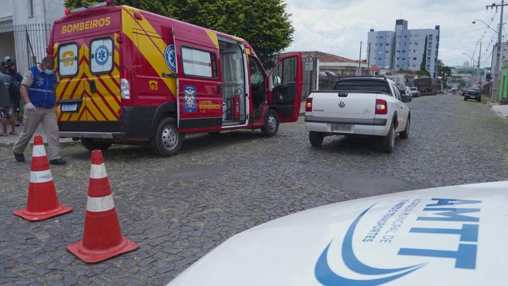 Saveiro fura preferencial e atinge motociclista em PG
