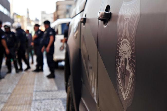 Adolescentes são apreendidos após roubo e ameaça de morte no centro de PG