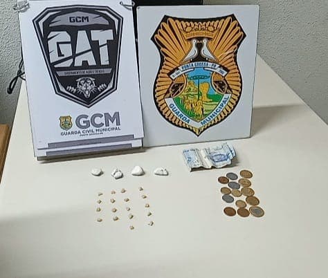 Com tornozeleira desligada, homem é pego traficando em PG