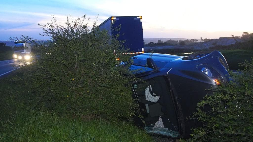 Carro tomba ao ser ‘fechado’ por caminhão na PR 151