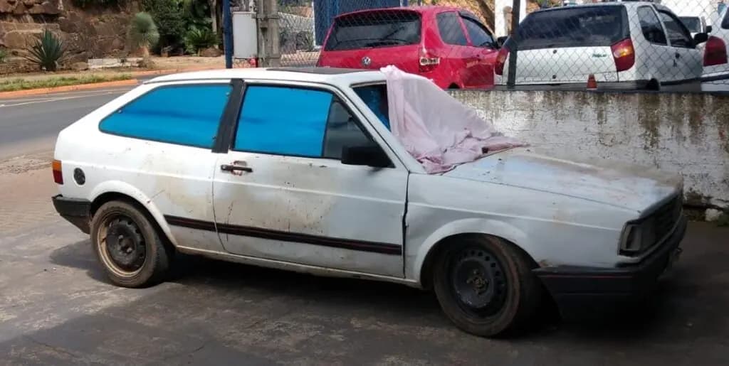 Polícia encontra carro abandonado com manchas de sangue no Centro de Carambeí