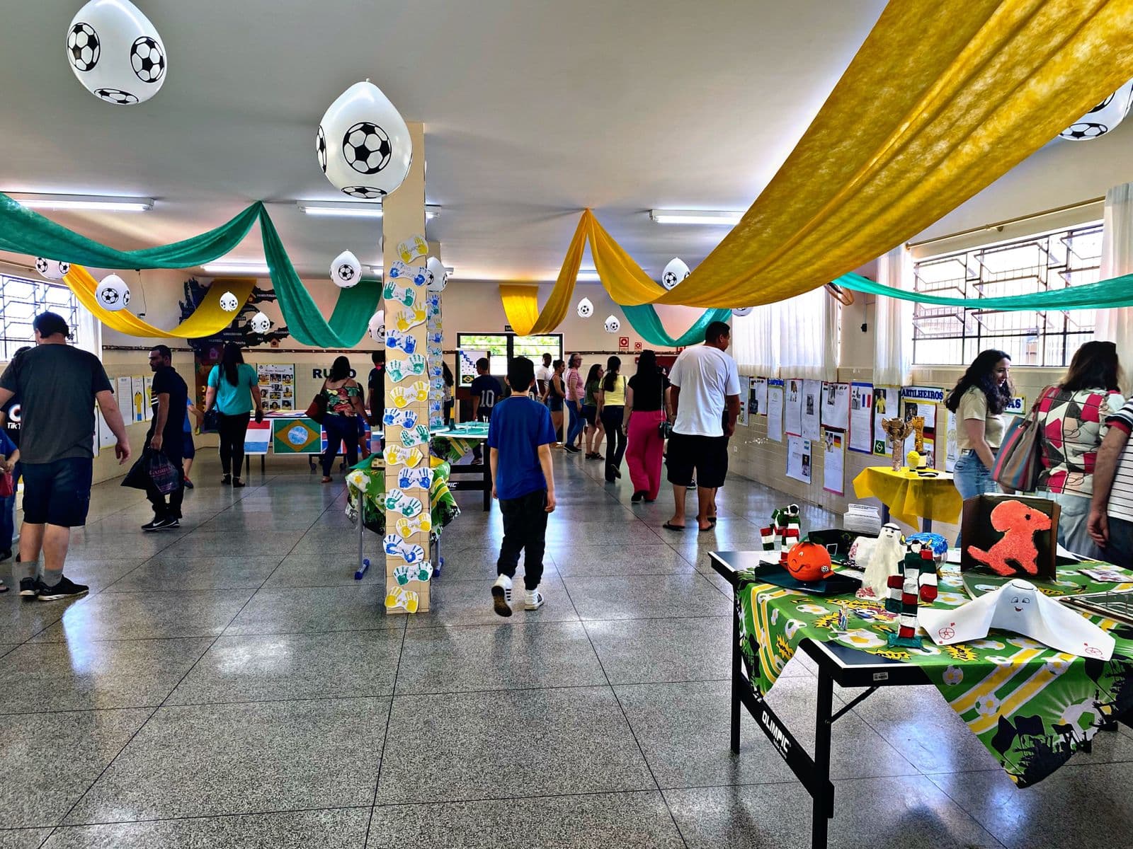 Escola de PG realiza feira cultural sobre a Copa 2022