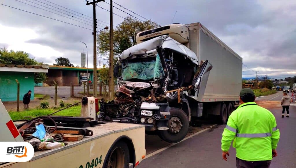 Caminhoneiro fica preso às ferragens após grave acidente em rodovia de PG