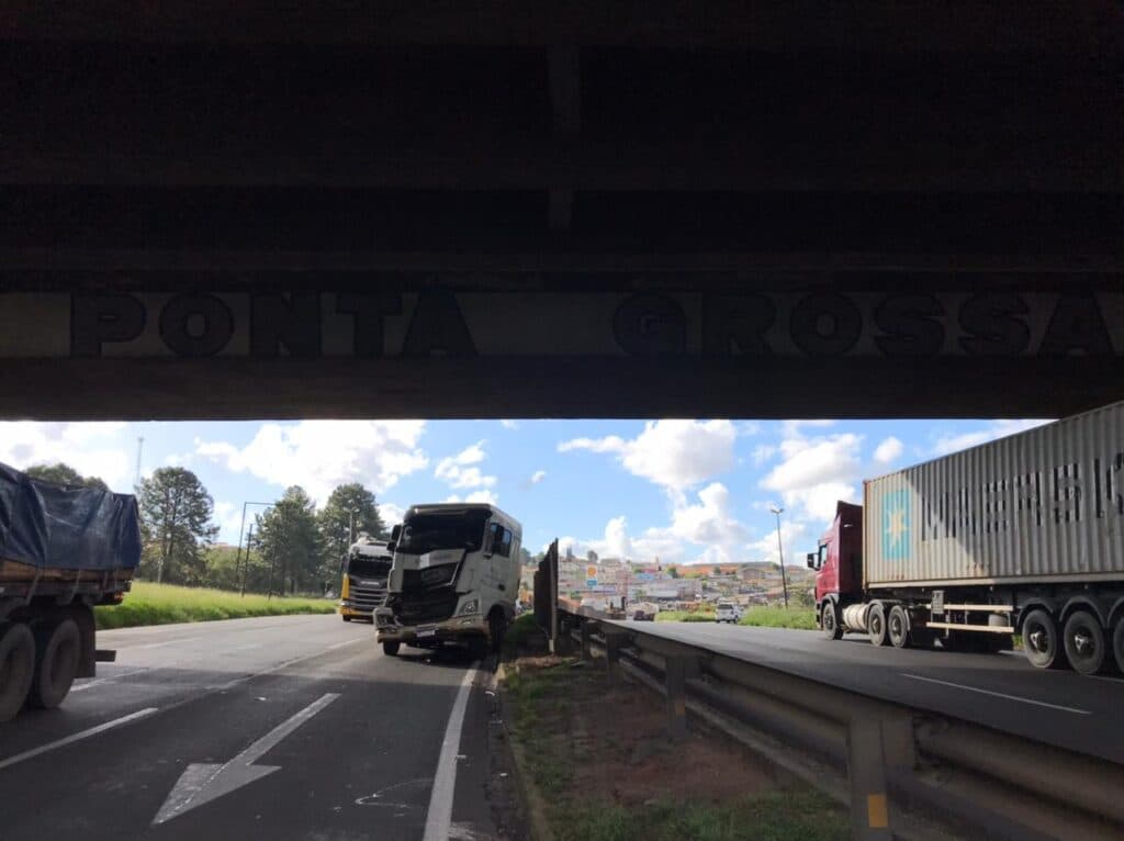 Caminhão sofre pane, causa acidente e gera fila de quase 10 km em PG