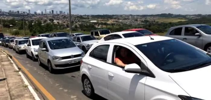 AO VIVO: “Drive Thru da vacina” gera congestionamento em rua e rodovias de PG