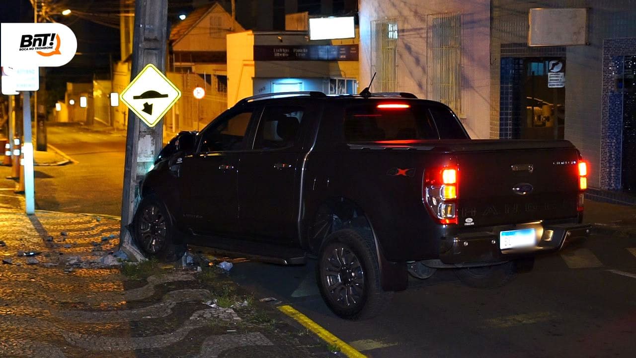 Mulher bate caminhonete em poste de iluminação em PG