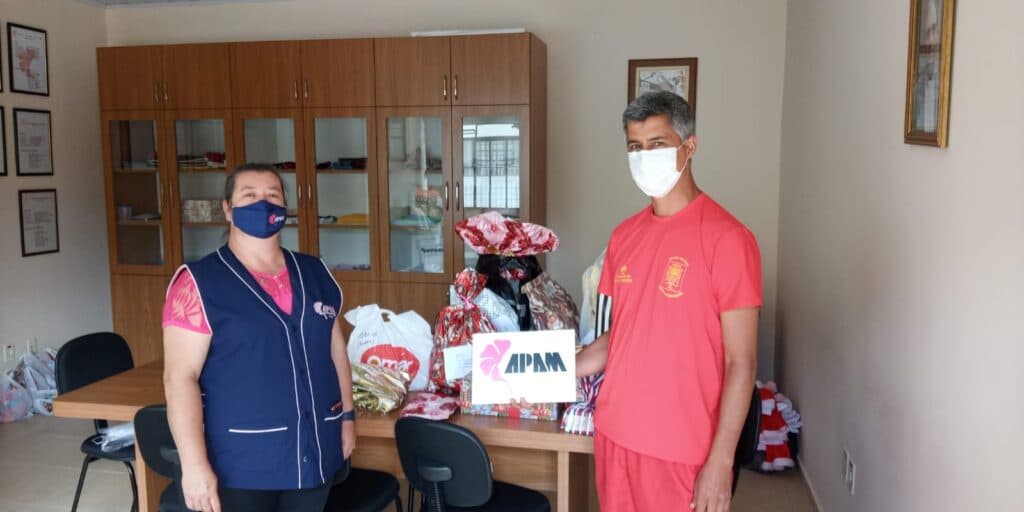 Bombeiros do 2º GB entregam presentes de Natal em instituições de PG