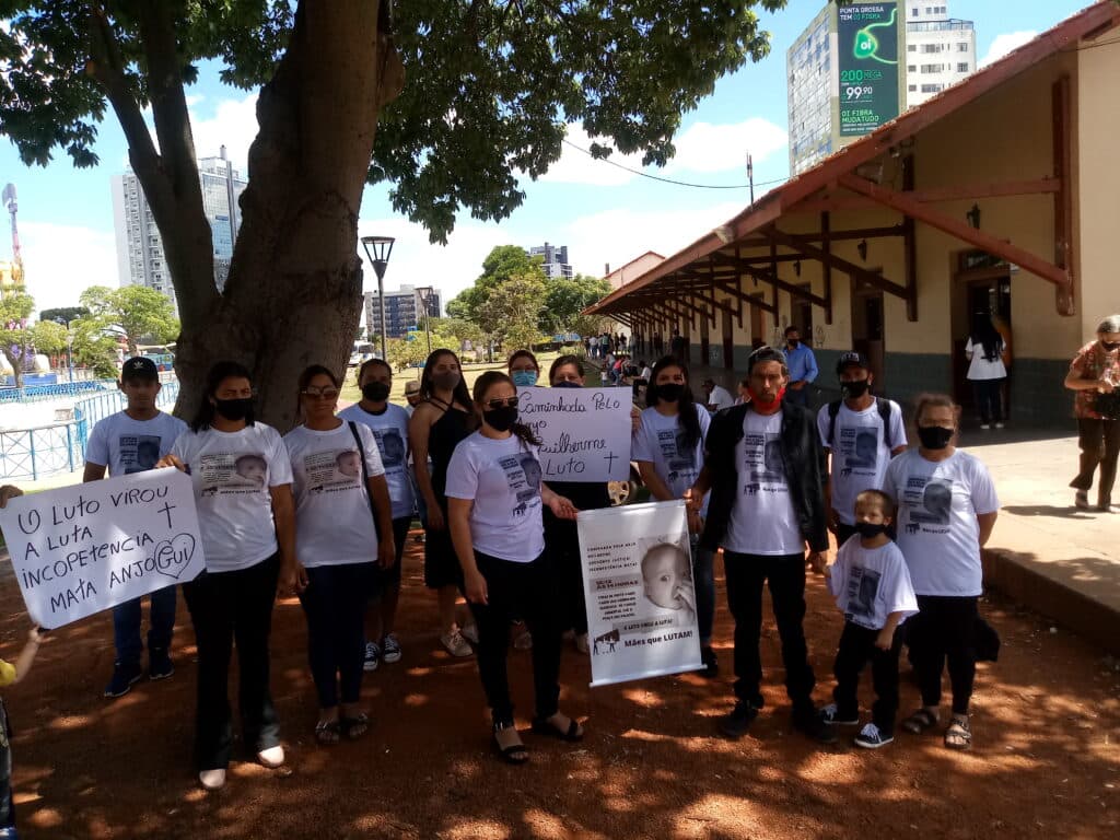 Mães realizam ato pedindo justiça e melhorias no sistema de saúde pública em Ponta Grossa