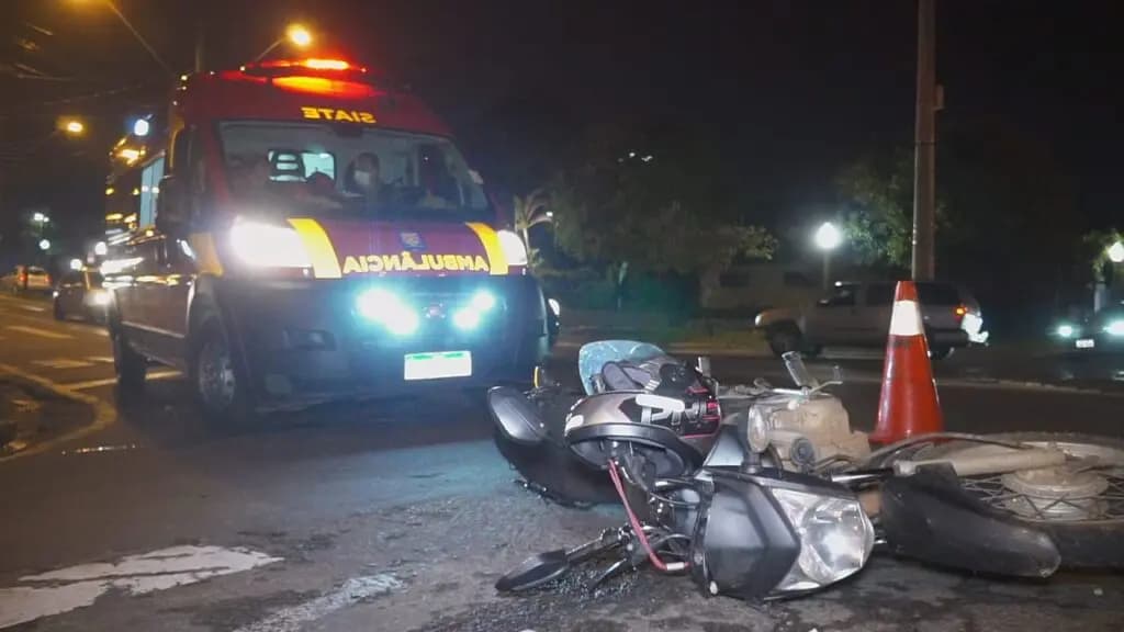 Casal sofre ferimentos graves em batida na rotatória da Praça dos Bichos