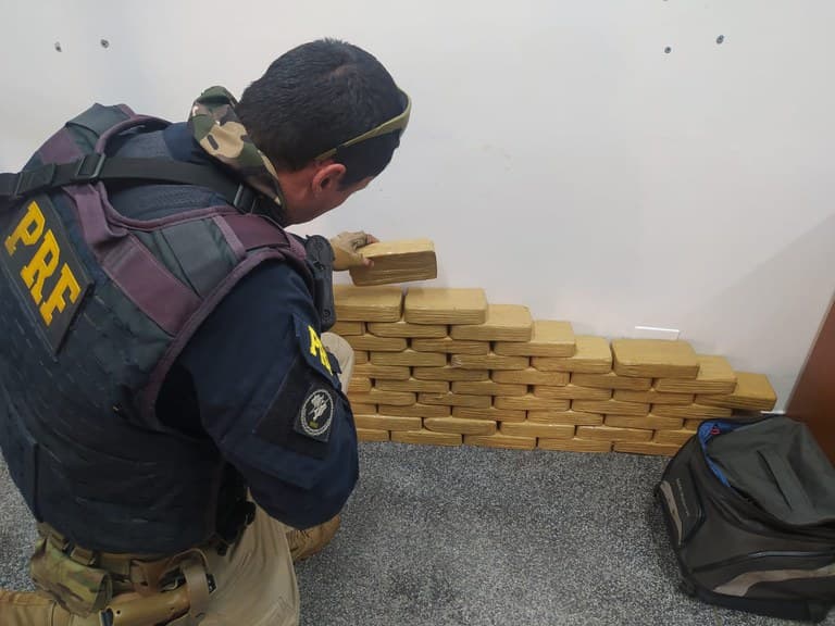 Casal é preso transportando maconha em Irati (PR)