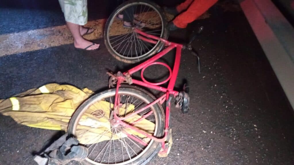 Ciclista fica inconsciente depois de ser atropelado por moto na Souza Naves