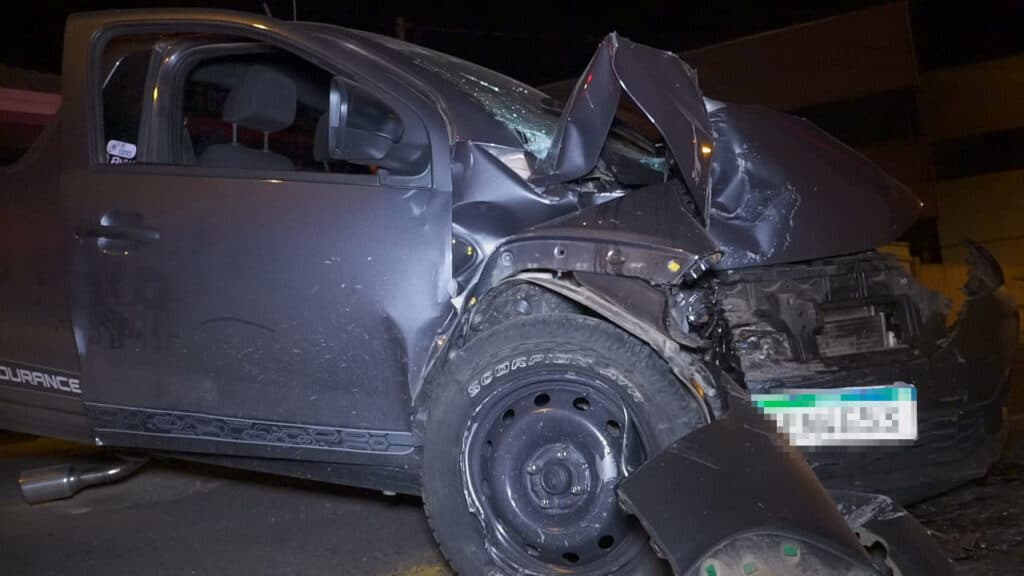 Durante fuga, jovem bate o carro em residência