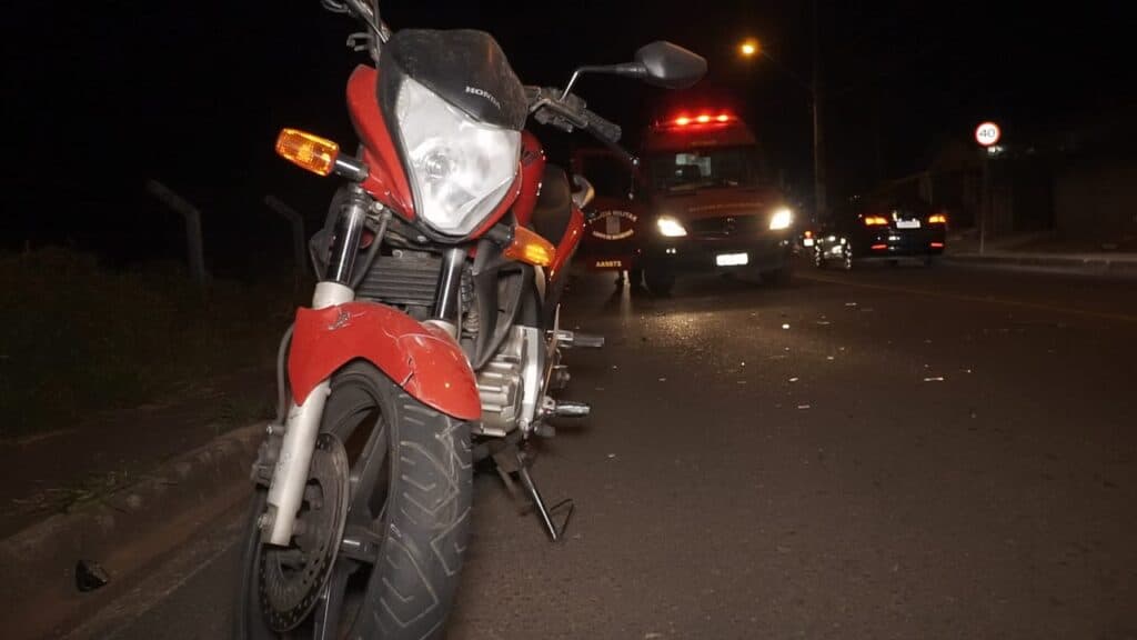 Motociclista fica ferido após carro bater na traseira e arremessa-lo contra outro veículo em PG