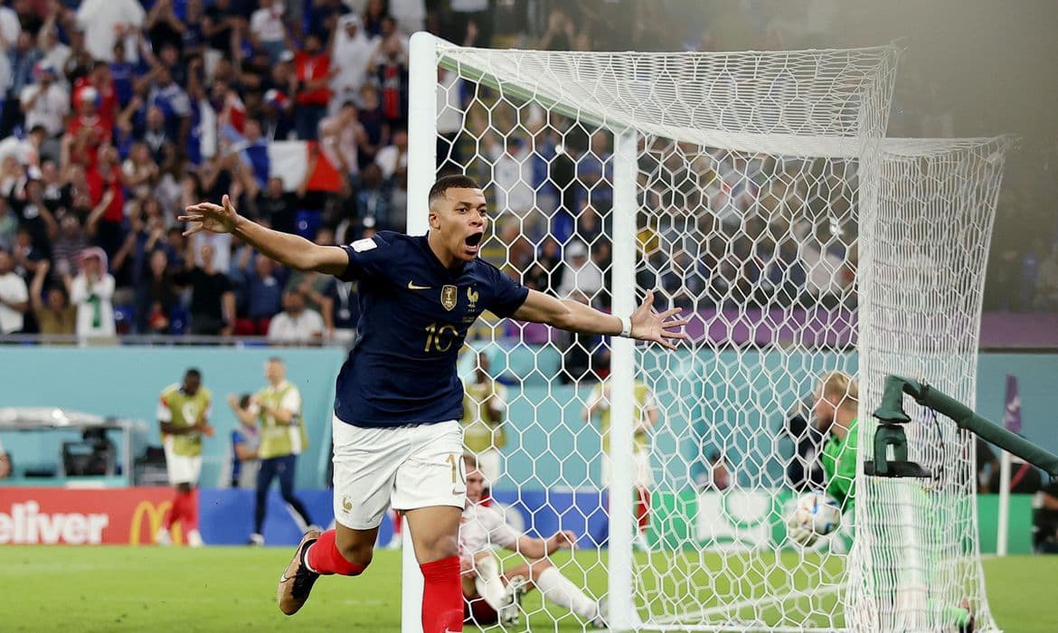 França se torna primeira classificada da Copa