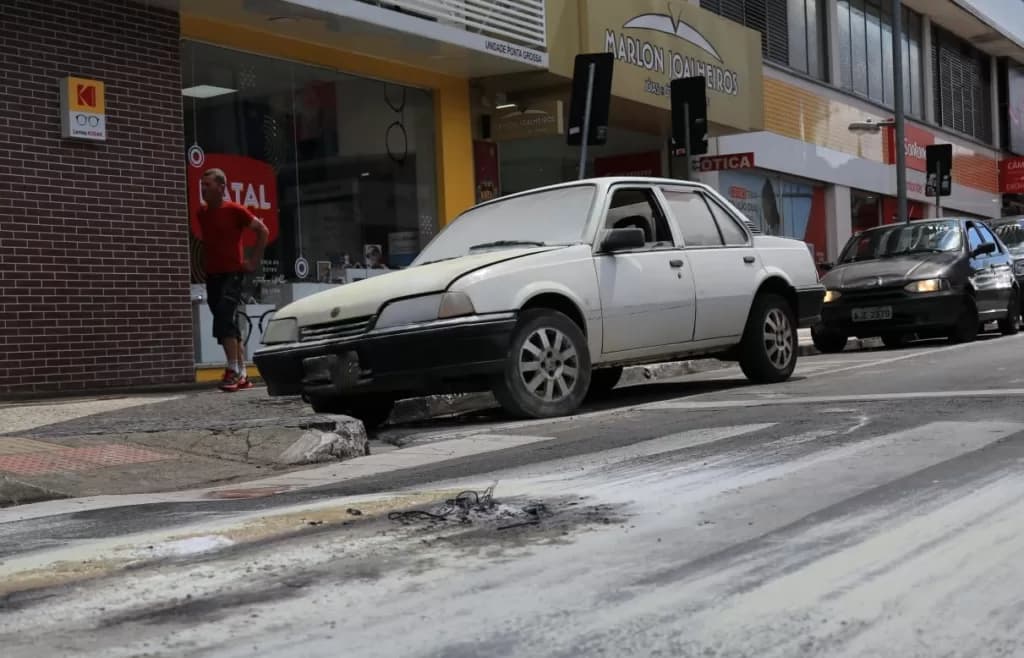<strong>Motor dá pane e carro pega fogo na Avenida Vicente Machado</strong>