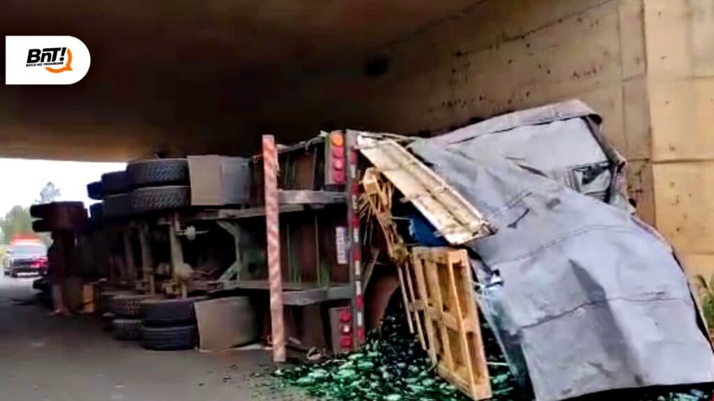 Caminhão carregado com garrafas de cerveja tomba em rodovia de PG