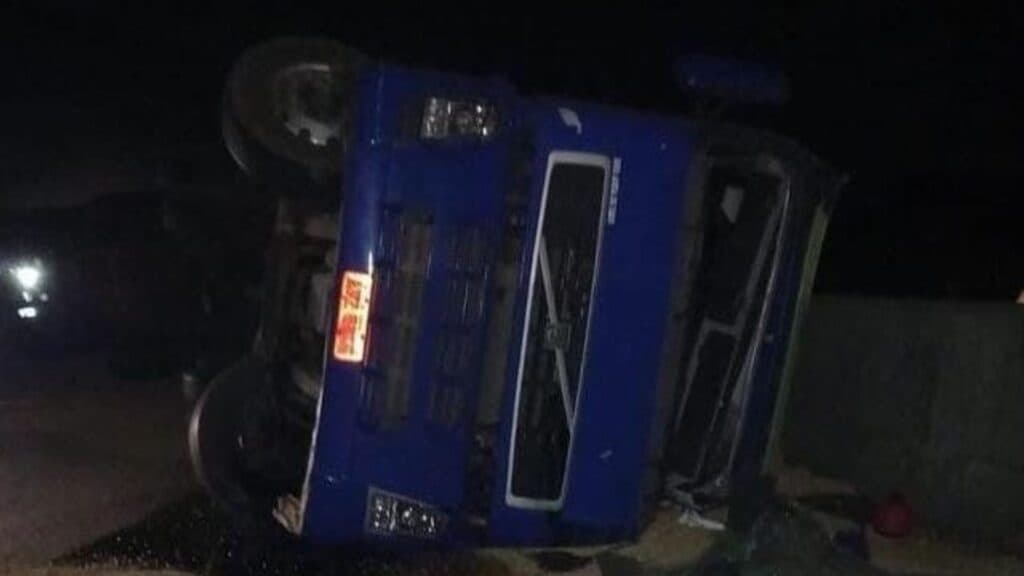 Caminhoneiro de PG fica ferido depois de carreta tombar na Serra do Mar