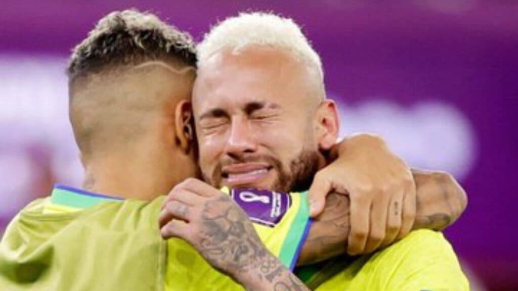 Neymar desaba em campo e chora após eliminação do Brasil