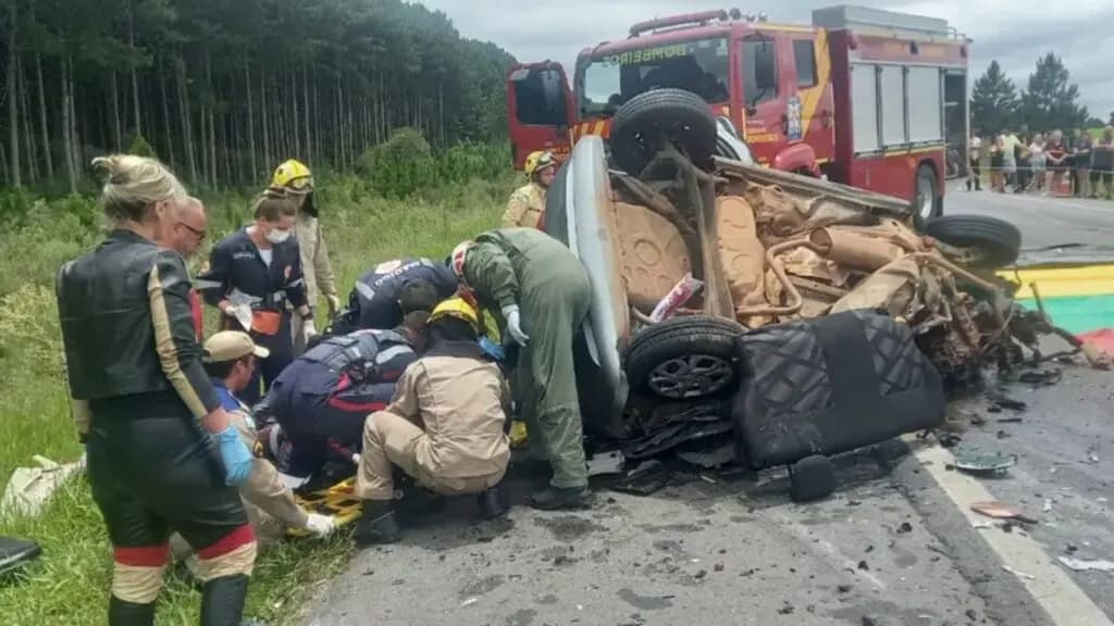 Colisão grave entre quatro carros mata três pessoas em Palmeira