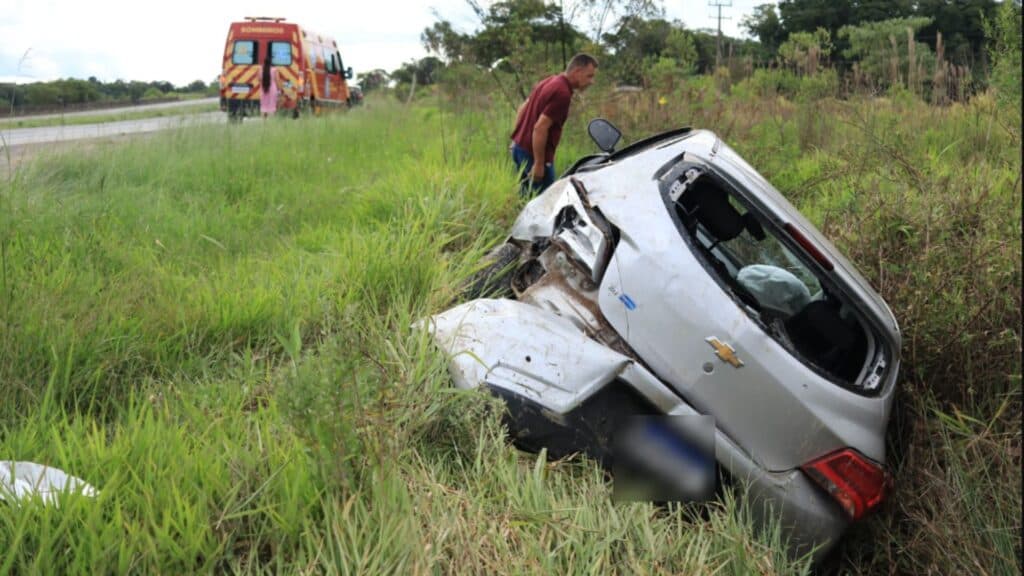 Carro é jogado para fora da pista e deixa duas vítimas em PG