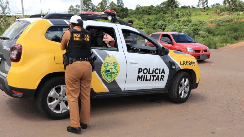 Motorista desvia de buraco e causa acidente com motociclista em PG