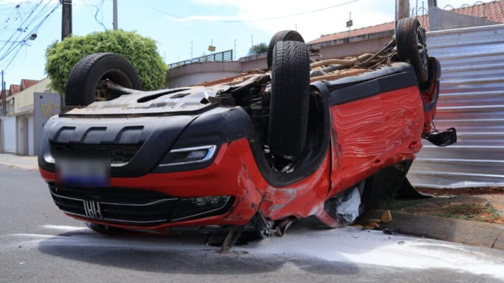 Acidente grave resulta em capotamento em bairro de PG