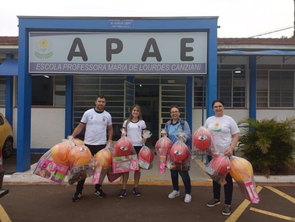 Torcida do Corinthians proporciona dia especial para os alunos da APAE em PG