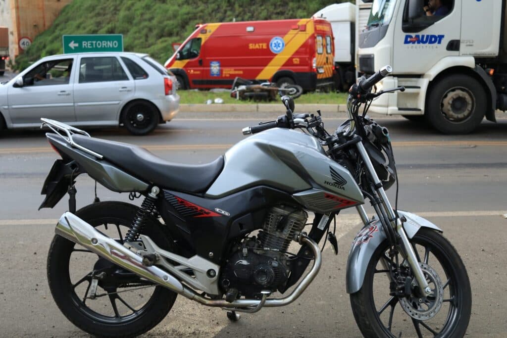 Motociclista fica em estado grave ao bater contra outra moto em PG