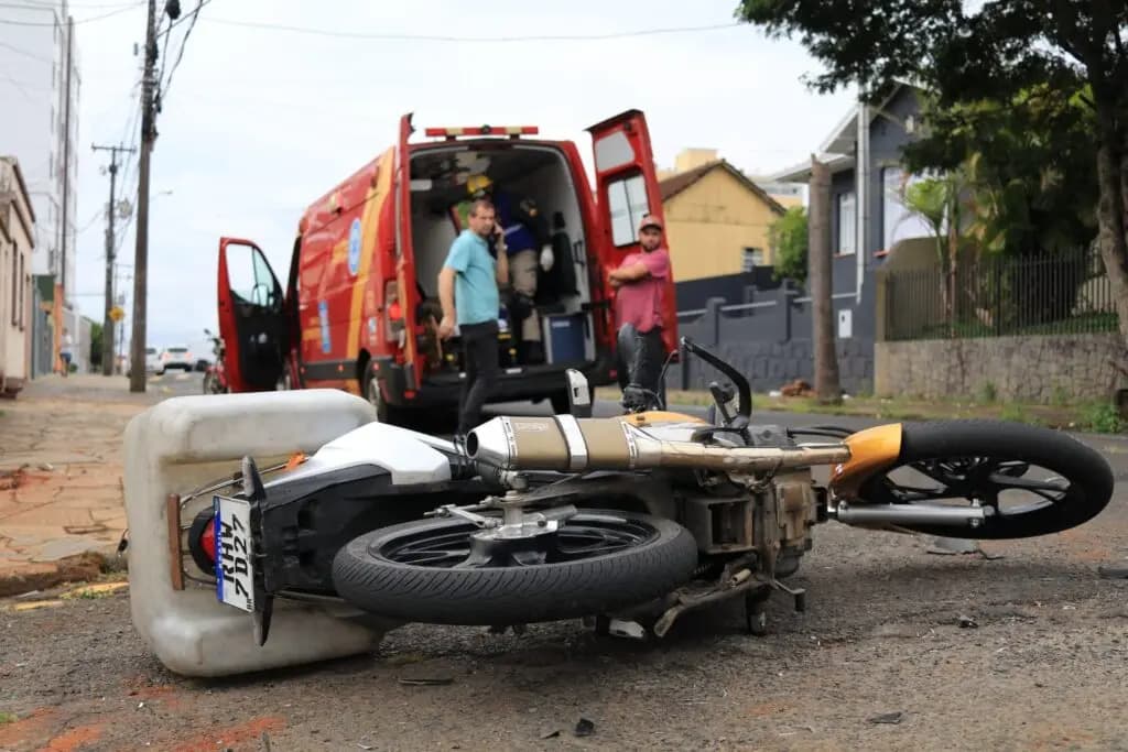 Colisão entre carro e moto deixa ferido em PG